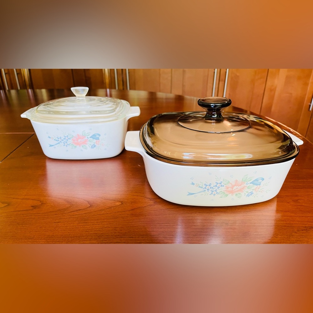 Corningware beige Symphony 4 Pc set 2 lt & 1.5 lt casserole dishes & Pyrex lids